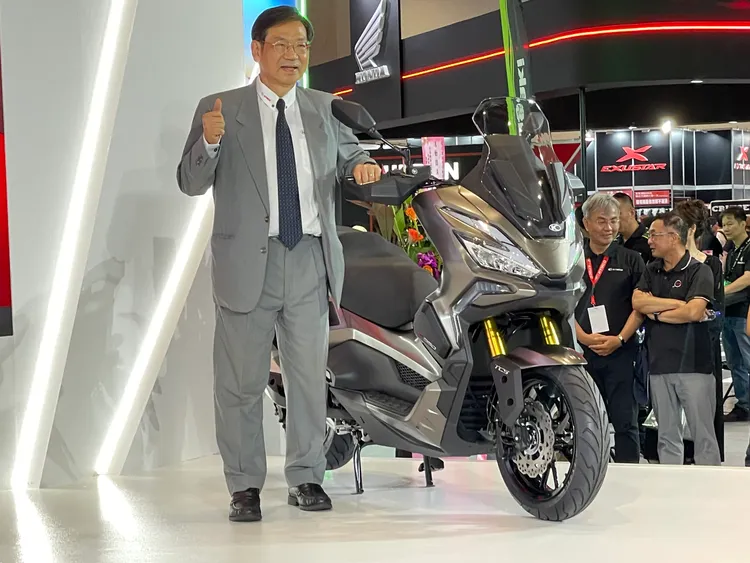 KYMCO Xciting X 350建議售價20,8萬元，預購優惠價為19.8萬元，在重機展現場購車加碼抽iPhone 16。林浩昇攝