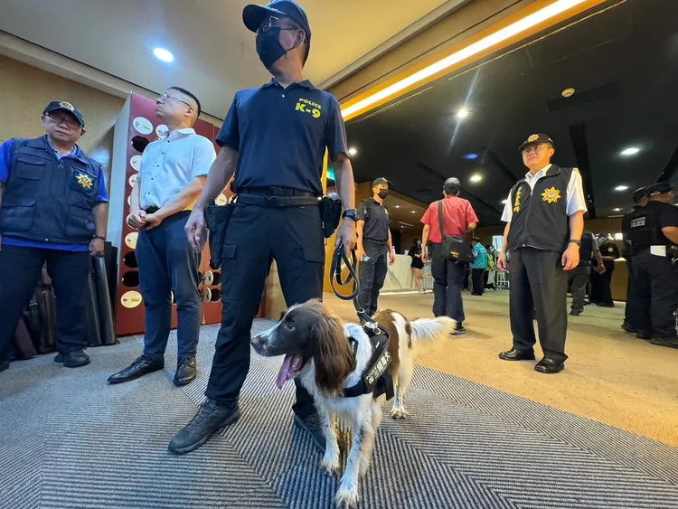 高雄市6/30晚間執行青春專案，出動緝毒犬。翻攝畫面