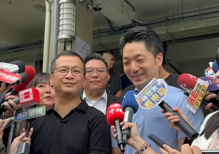 投票日同框受訪，蔣萬安挺羅智強籲民眾把握好天氣投票。張綵茜攝