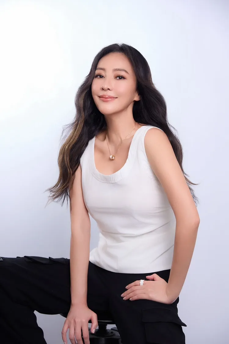 關穎簡單打扮也很美。