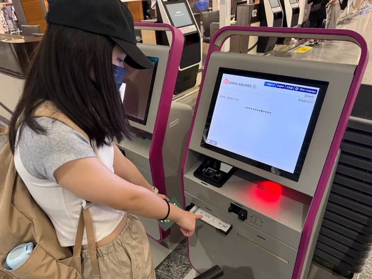 若是被詐騙很有可能到機場，才發現沒有你的機票。攝影中心