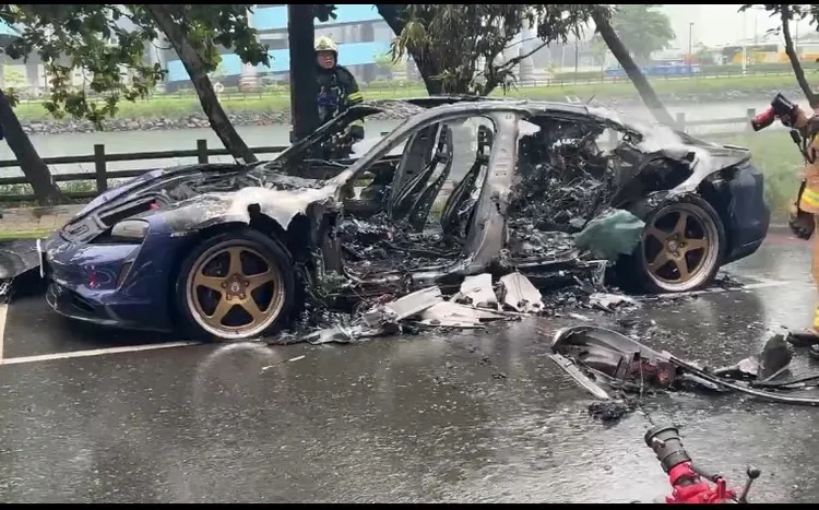 消防人員約30分鐘撲滅火勢，但超跑已經燒得只剩骨架。民眾提供