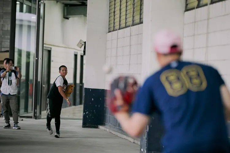 家扶兒少與球星投接球互動。業者提供