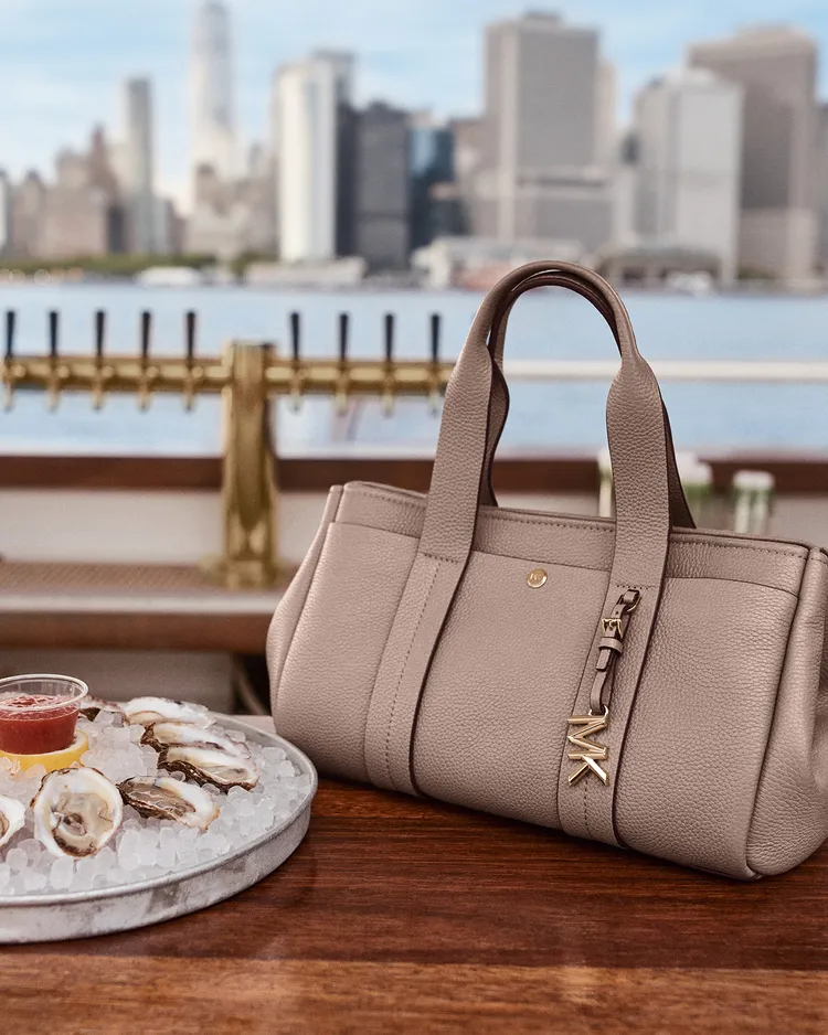 Romee Bag的長形立體包身以及鬆軟外觀，使其獲得「吐司包」之稱。品牌提供