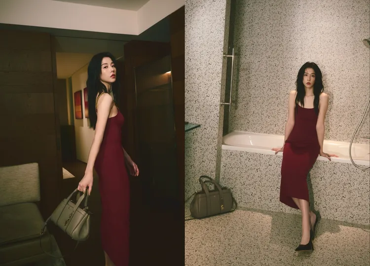 邵雨薇以桑椹紅針織連身裙搭配Romee樺木灰小型肩背提包。品牌提供