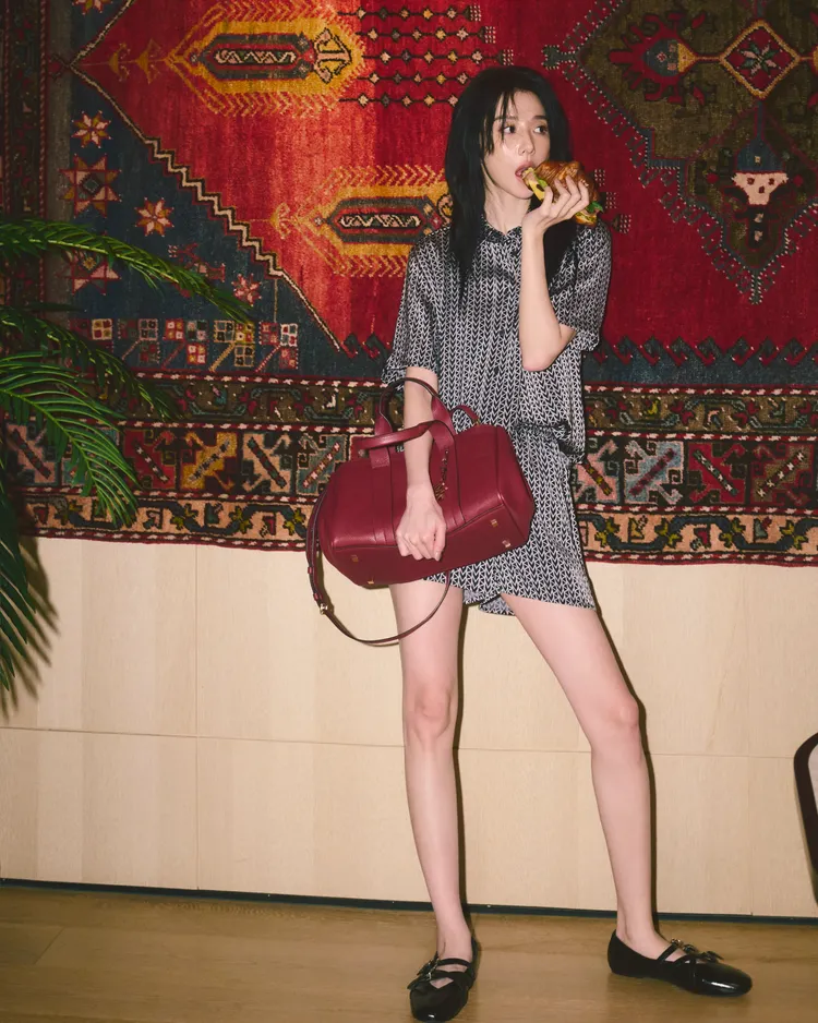 Romee Bag蓬鬆可愛的外觀，讓邵雨薇即使邊啃著可頌也不願鬆手。品牌提供