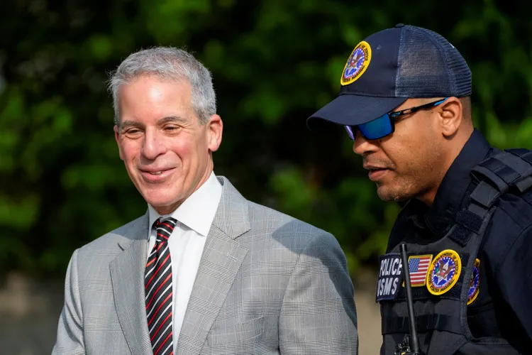 吹牛老爹的律師史迪爾（左）。路透社