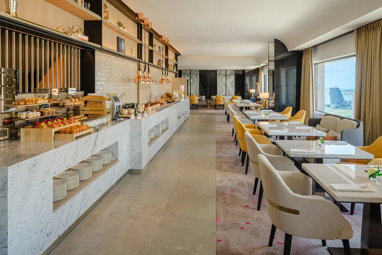 入住專案可享及行政酒廊全時段尊榮禮遇，包含半自助式早餐、下午茶及雞尾酒時段等。高雄日航酒店提供