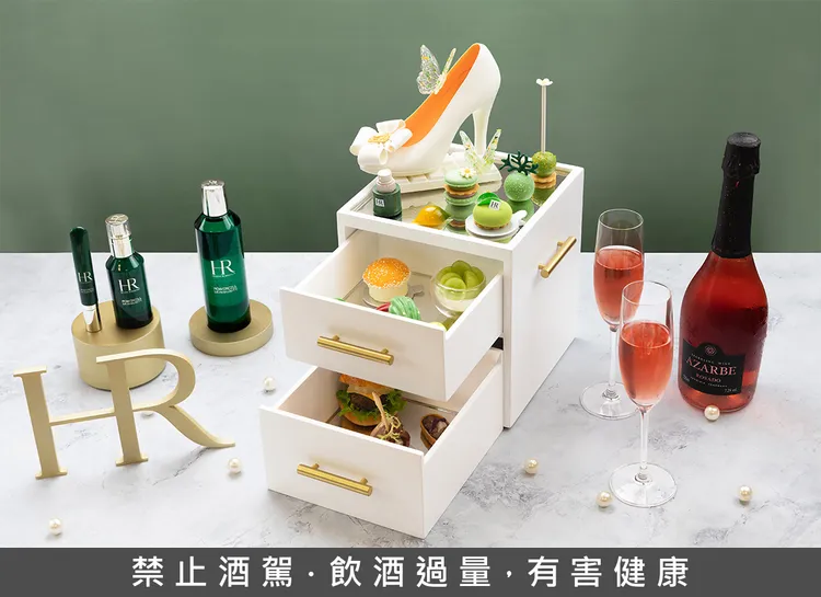 聯名下午茶系列一次可吃到16款甜鹹點，再搭配粉紅氣泡酒。高雄日航酒店提供