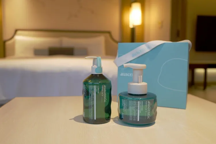 入住免費拿的微香洗手沐浴禮盒，內含沐浴蜜、洗手慕斯。瀚寓酒店提供