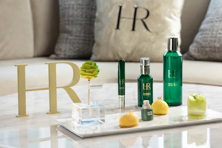 期間雙人入住可免費拿到綠寶修護系列旅行組及迎賓西點組。高雄日航酒店提供