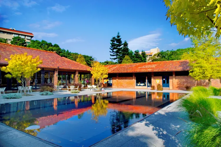 以三合院形式改造的「美軍俱樂部」是草山小鎮最具代表性的庭園餐廳。業者提供