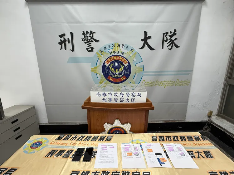 警方起出偽變造資料證件等。翻攝畫面