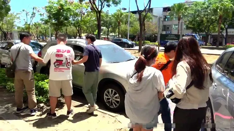 警方當場將二人依現行犯逮捕，帶回偵辦。翻攝畫面