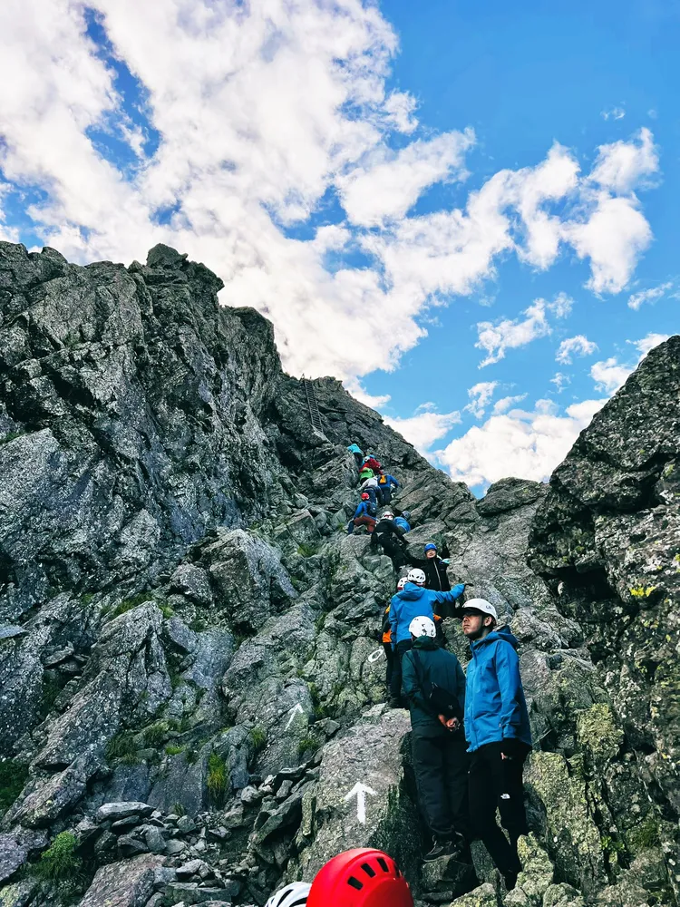 上午攀爬槍岳基本上都會「塞車」。翻攝自X @happylin15