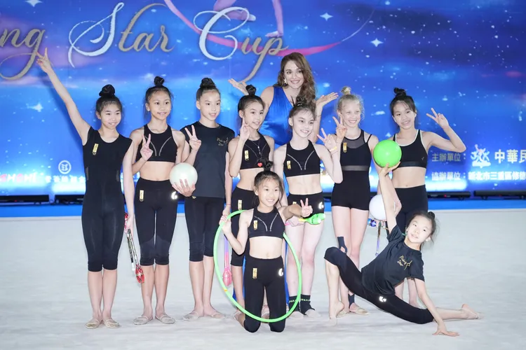 瑞莎與參賽選手合影。攝影中心攝