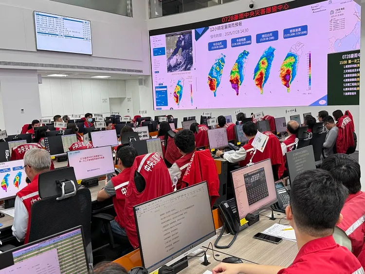 受到低壓帶及西南風影響，台灣持續降下豪大雨，已造成多處積淹水情形，為因應災情發展，水災中央災害應變中心今二級開設。經濟部提供