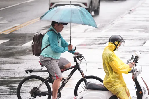 薇帕台风逼近！台北间歇阵雨袭来　市区恐吹7级强阵风