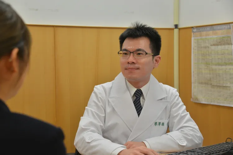 廖澤源醫師看診。台北慈濟醫院提供