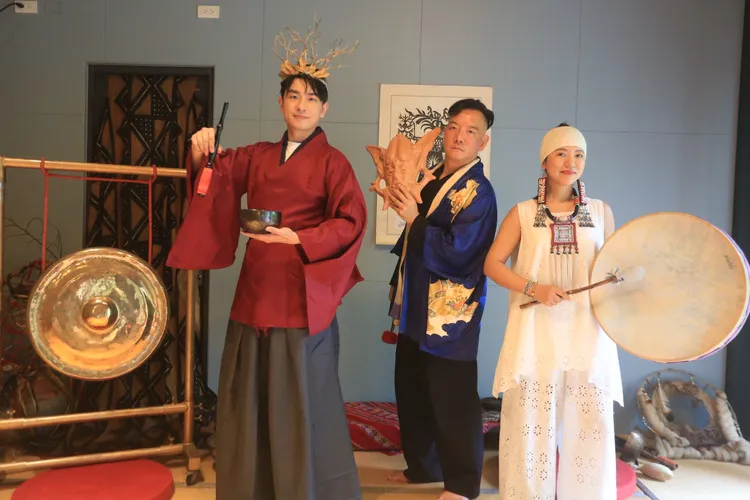 田定豐（中）將對聲音的敏感力轉化為聲音頻率療癒的實踐。唱戲世界娛樂提供