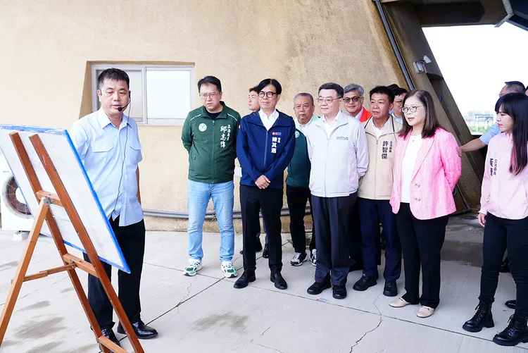 卓榮泰等人視察興達港興建。海巡署提供