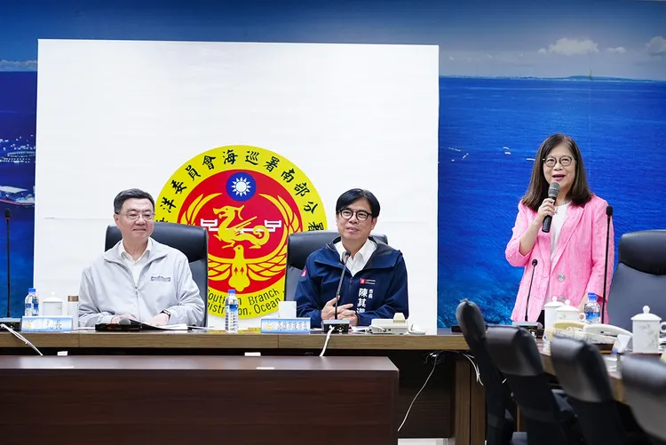 卓榮泰與管碧玲、陳其邁等人視察興達港興建。海巡署提供