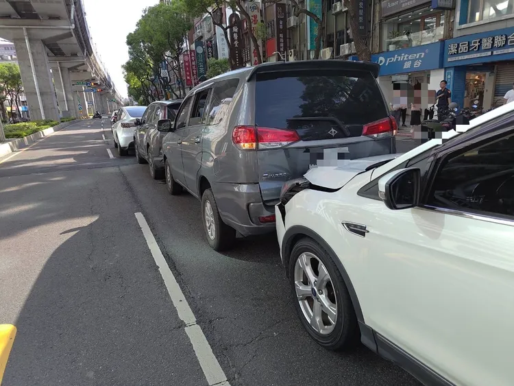 未注意車前狀況及安全車距，新北板橋下午發生4車追撞。翻攝畫面