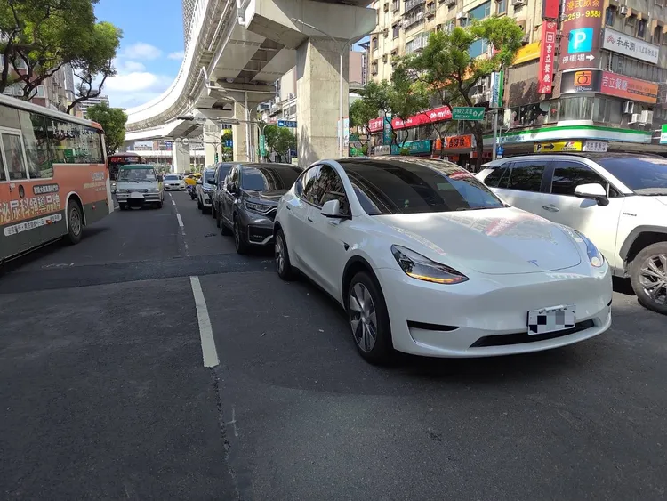 未注意車前狀況及安全車距，新北板橋下午發生4車追撞。翻攝畫面