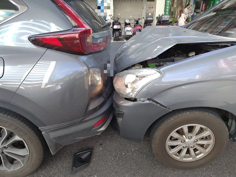 未注意車前狀況及安全車距，新北板橋下午發生4車追撞。翻攝畫面