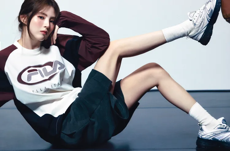 韓素希演繹復古銀色跑鞋INTERUN。品牌提供