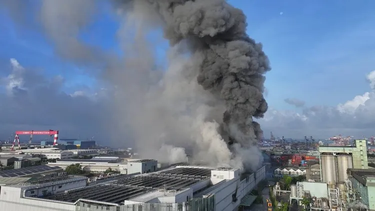 高雄市小港區三元能源公司建築14日清晨5時許發生火警，現場建築冒出大量濃煙。高雄市政府消防局提供