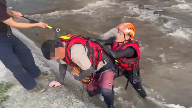 順利救援釣客上岸。新竹縣消防局提供