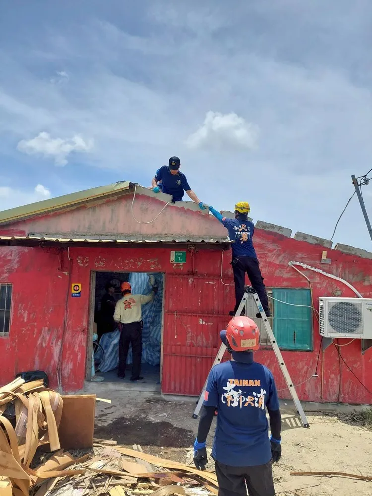 義消投入救災。翻攝畫面