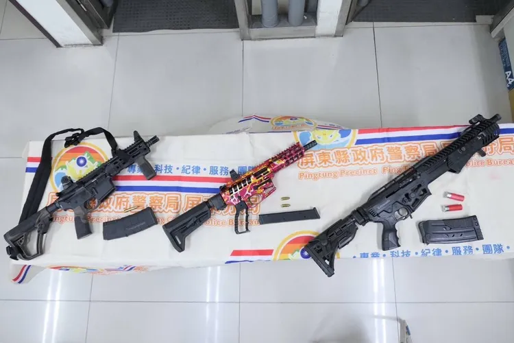 嫌犯使用衝鋒槍、散彈槍及步槍等高殺傷力武器。翻攝畫面