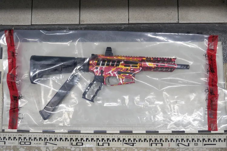 嫌犯使用衝鋒槍、散彈槍及步槍等高殺傷力武器。翻攝畫面
