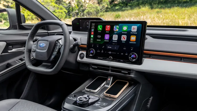 內裝採14吋觸控螢幕、數位儀表與線控方向盤佈局。原廠照片