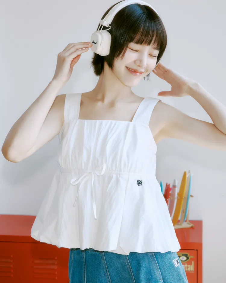 朴圭瑛換上SATUR 2025春夏系列的白色蝴蝶結背心。品牌提供