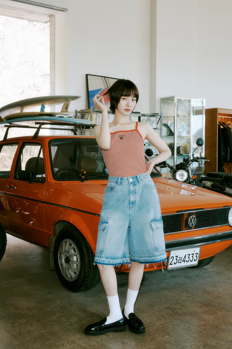 朴圭瑛以百慕達牛仔褲展現街頭小男孩風格。品牌提供