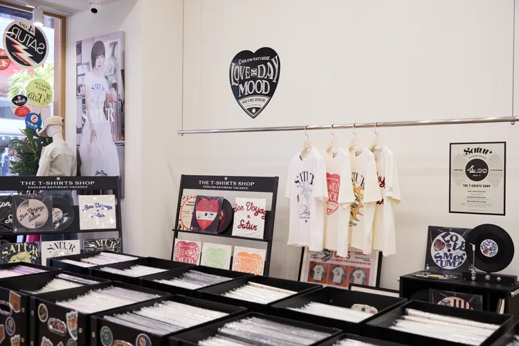 T恤以黑膠唱片般的形式擺放。品牌提供