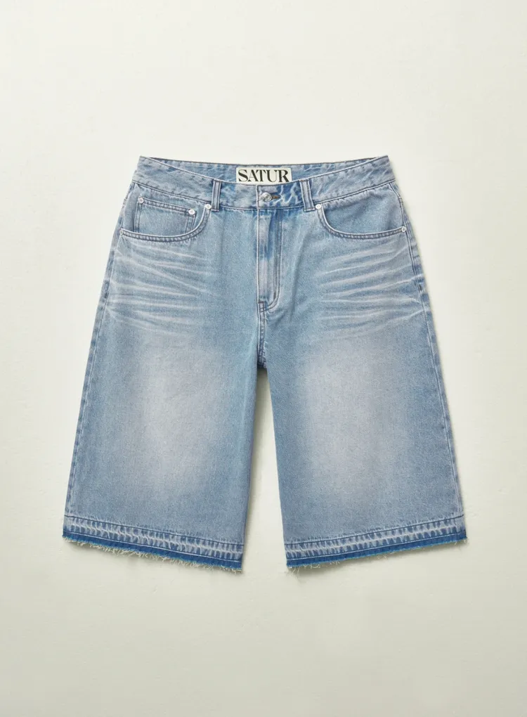 SATUR百慕達牛仔褲，4361元。品牌提供