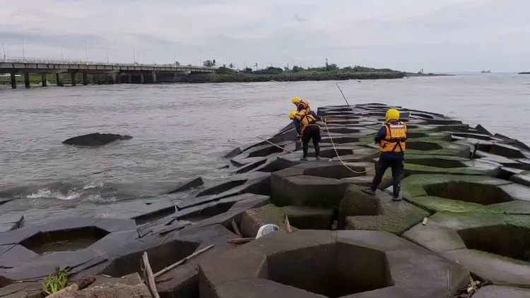 黃金海岸1名學童失蹤，救難人員搜索中。翻攝畫面