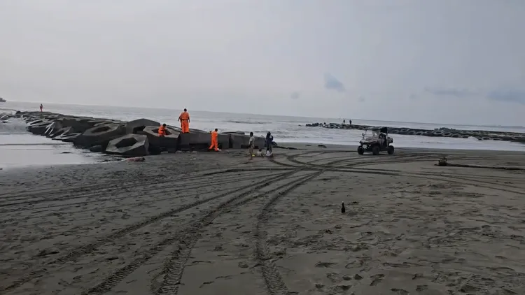 黃金海岸1名學童失蹤，救難人員搜索中。翻攝畫面