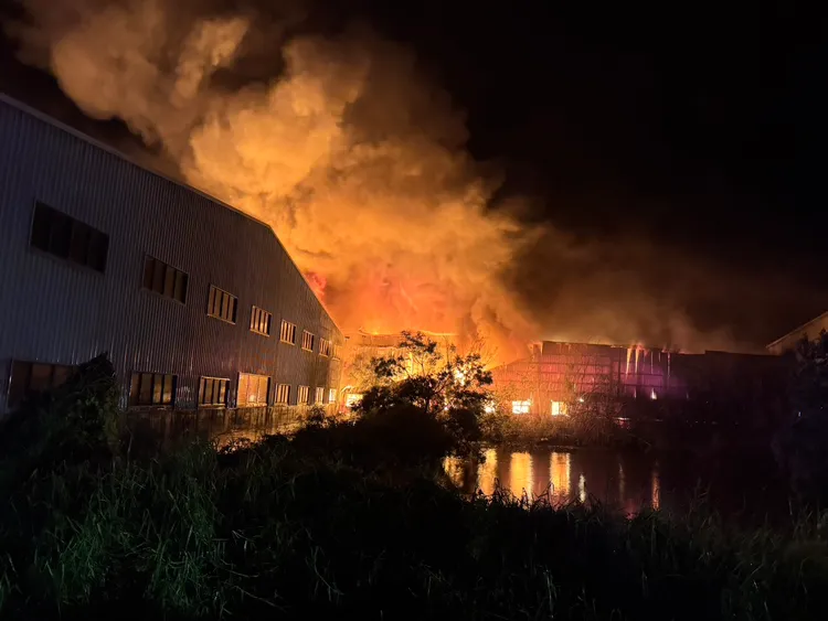 今天凌晨起火後，火勢一發不可收拾。民眾提供