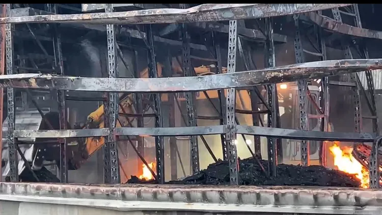 現場火勢控制，正進行後續殘火處理作業，損失難以估計。民眾提供