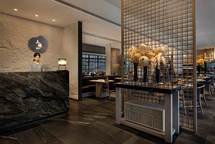 位於北投晶泉丰旅二樓的三燔北投主打「黃金檸檬鍋放題」，搭配肉品為丹麥雪花豬及台灣放牧雞腿，皆可無限量點用，優惠價每人1380元+10%起。台北晶華提供