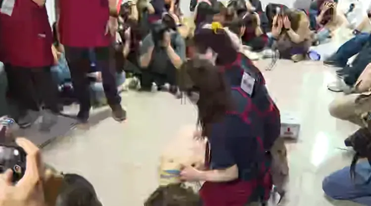 避難民眾突然呼吸困難，全聯員工實施CPR。翻攝畫面