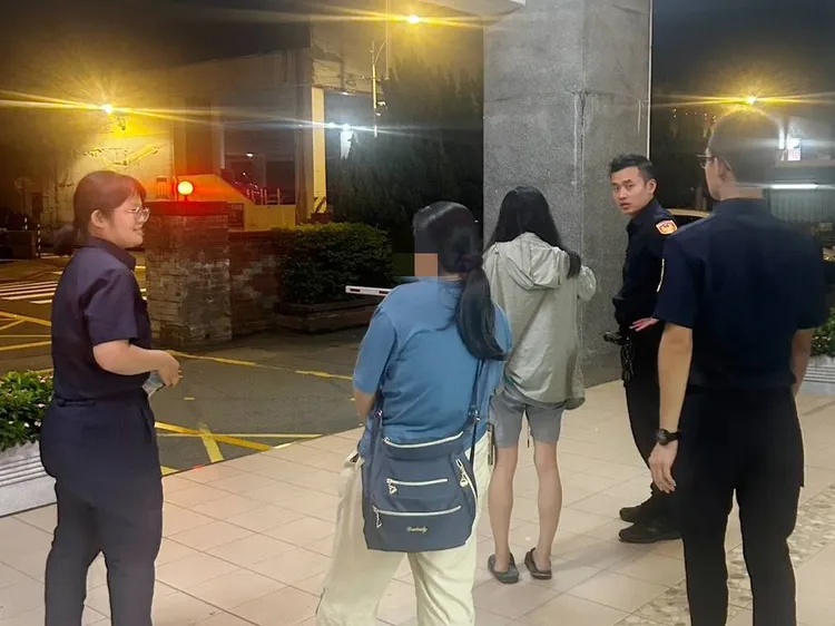家人平安將女大生帶回家。大園警分局提供