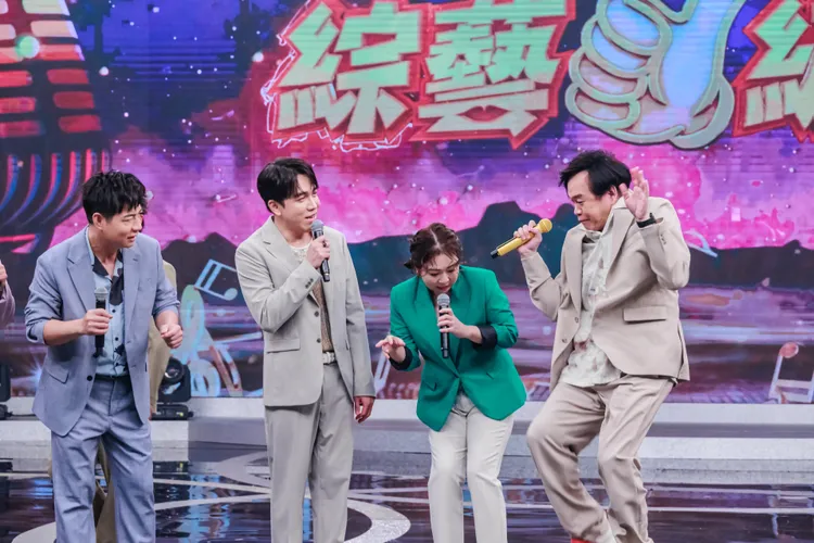 《綜藝一級棒》康康(右)節目中搞笑「乩童跳」。中視提供