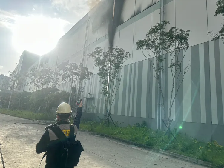 高雄市環保局立即派員前往監測空氣品質。翻攝畫面