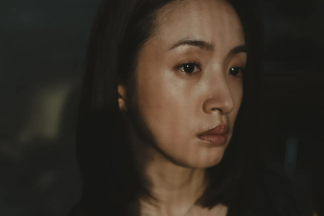 林依晨挑战诠释深陷心理困境的妻子「依庭」。风起娱乐提供